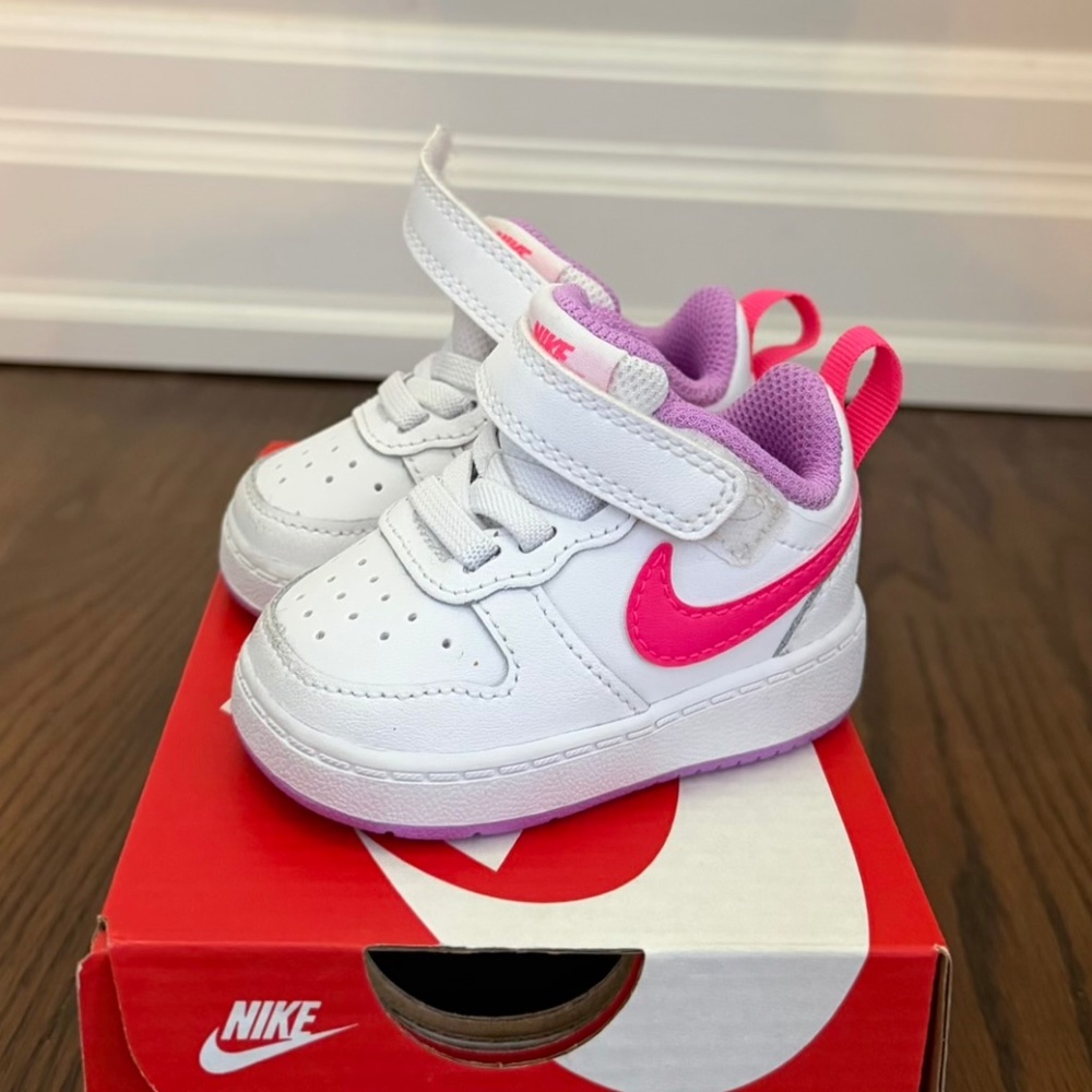 Childs Nike Court Borough 2C white & hyper pink fuschia